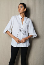 Load image into Gallery viewer, White one line flower shirt

