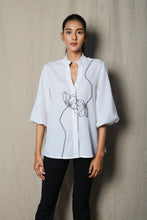 Load image into Gallery viewer, White one line flower shirt
