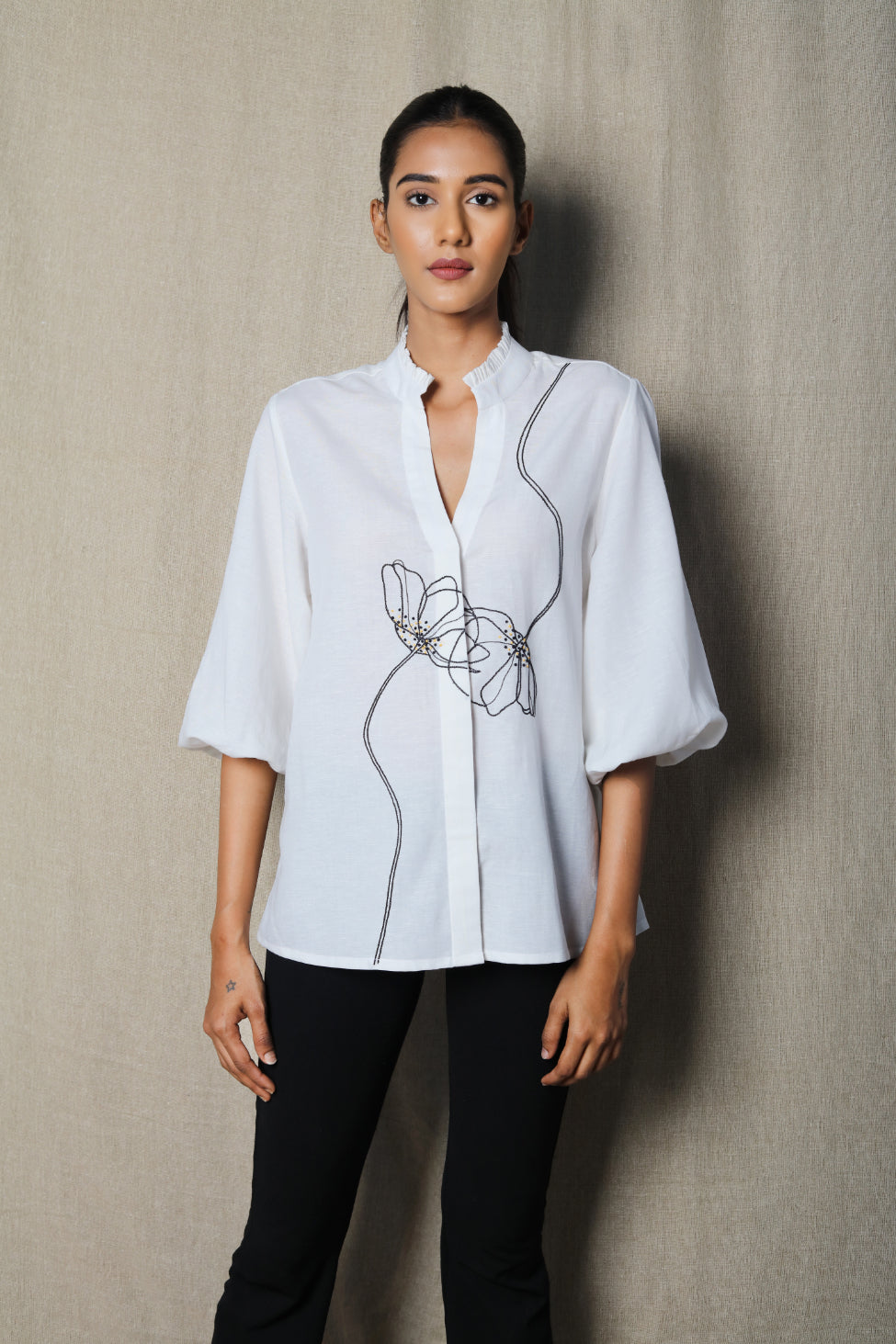 White one line flower shirt